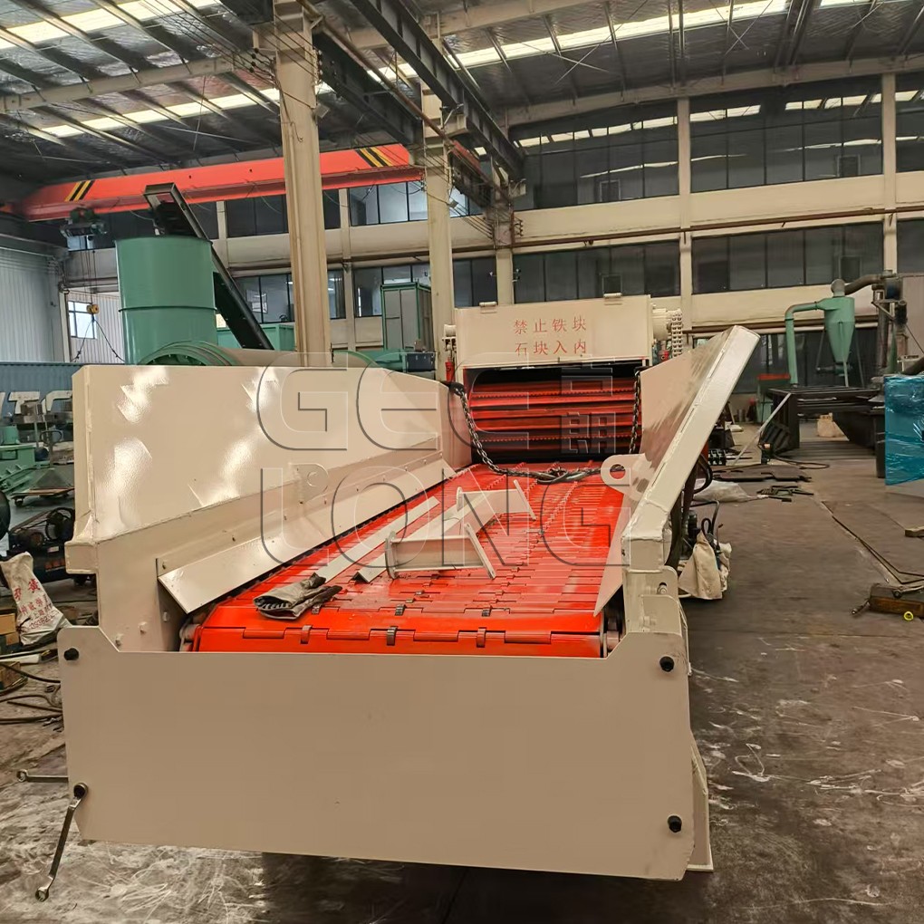 Waste veneer crushing machine