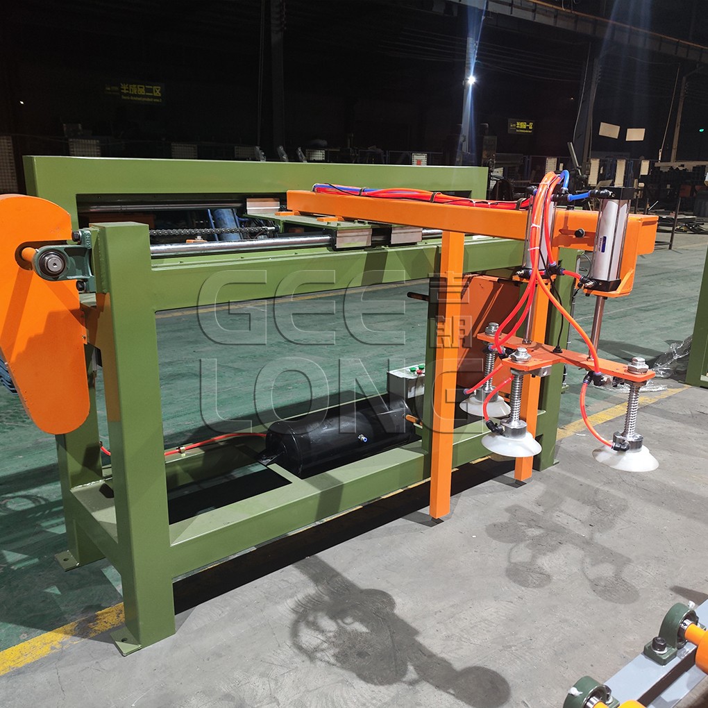 Automatic plywood loader vacuum type